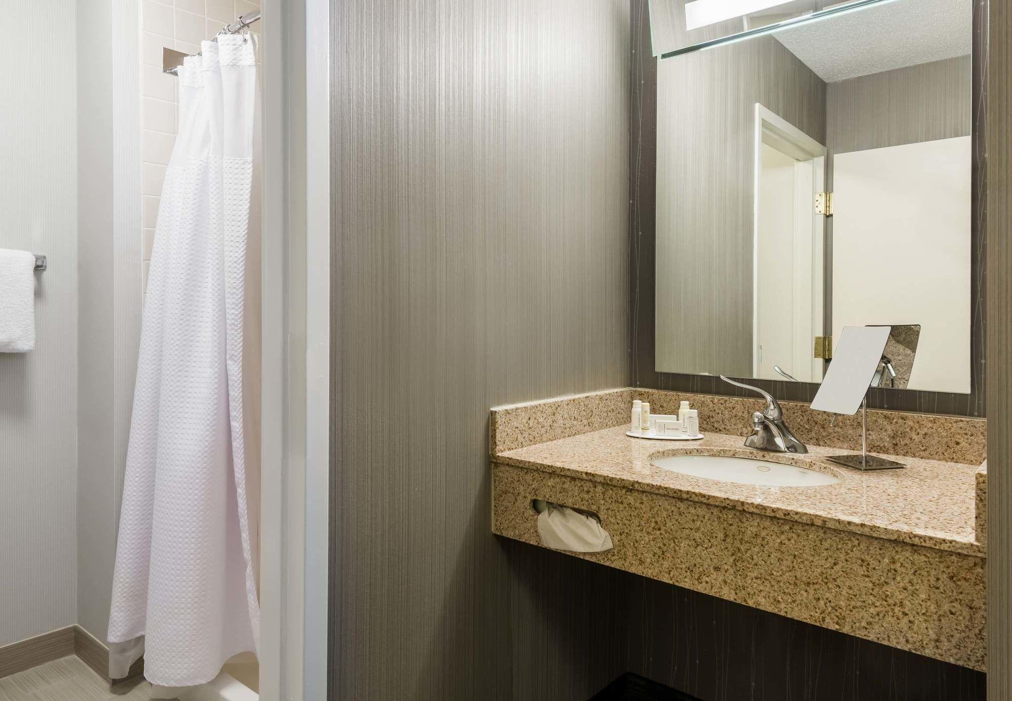 Courtyard By Marriott Danbury Hotel Buitenkant foto