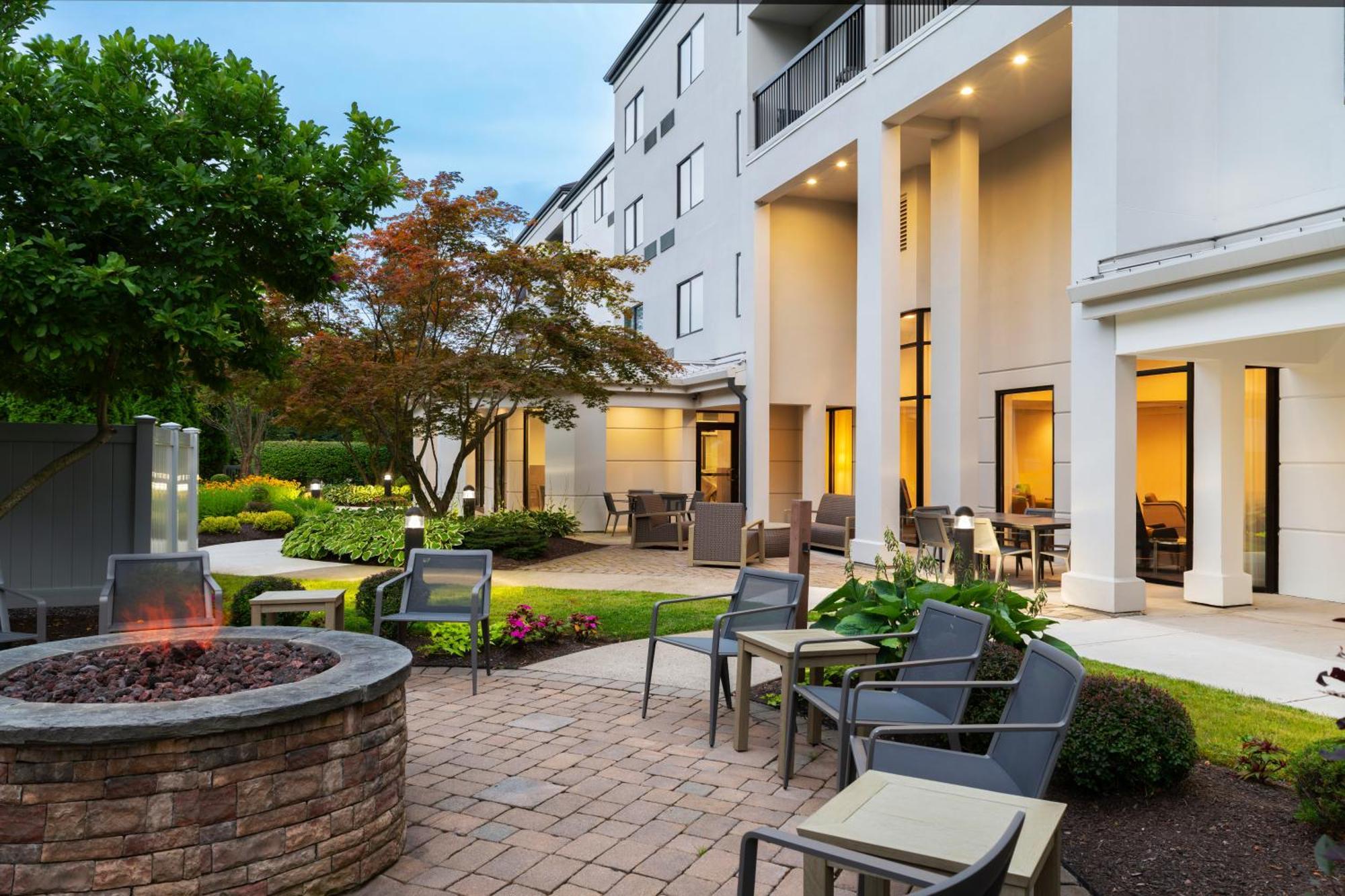 Courtyard By Marriott Danbury Hotel Buitenkant foto